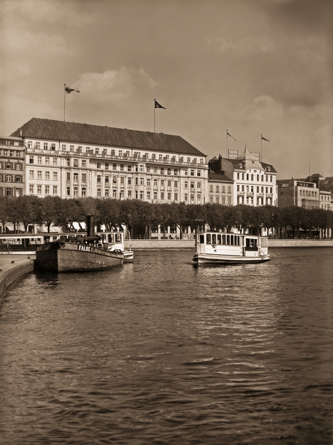 Blick vom Alsterpavillon 1930